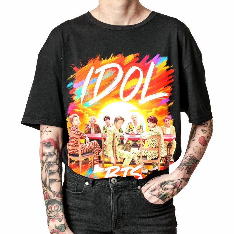 Pessoa vestindo a camiseta preta BTS Idol, em close da estampa