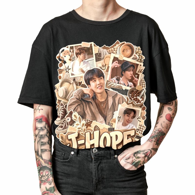 Pessoa vestindo a camiseta preta BTS J-Hope Coffee Scrapbook, em close da estampa