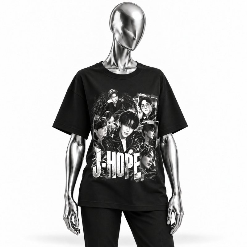 Camiseta preta BTS J-Hope Monochrome Wings vestida em manequim cromado