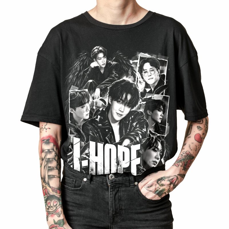 Pessoa vestindo a camiseta preta BTS J-Hope Monochrome Wings, em close da estampa