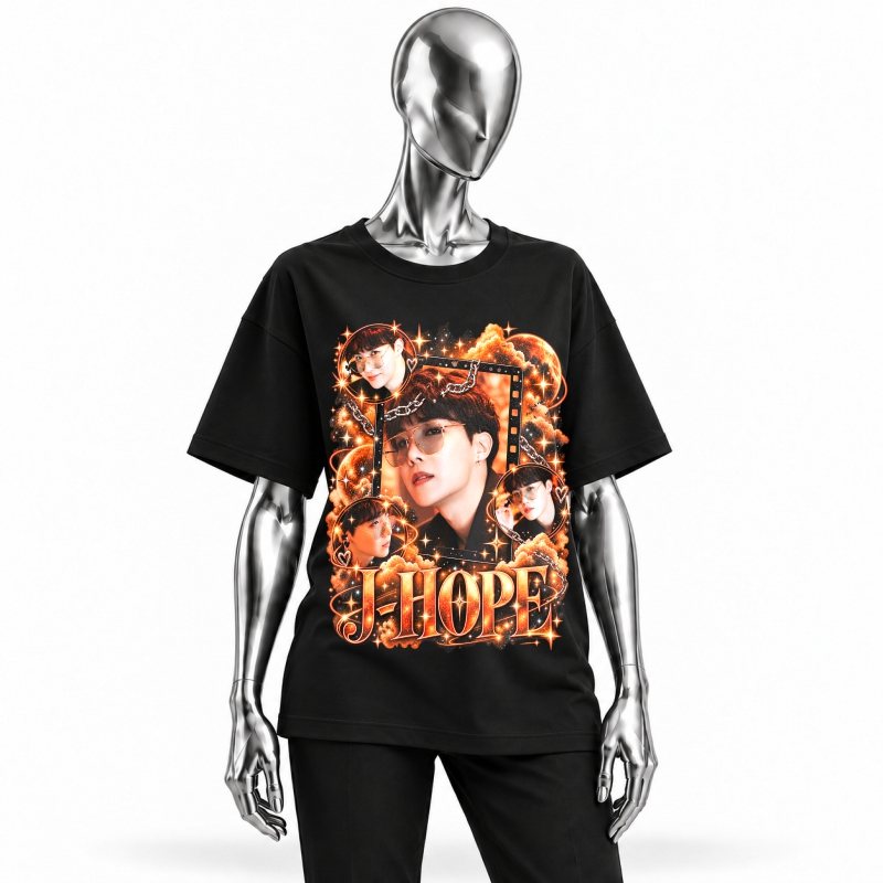 Camiseta preta BTS J-Hope Orange Cosmic Film vestida em manequim cromado