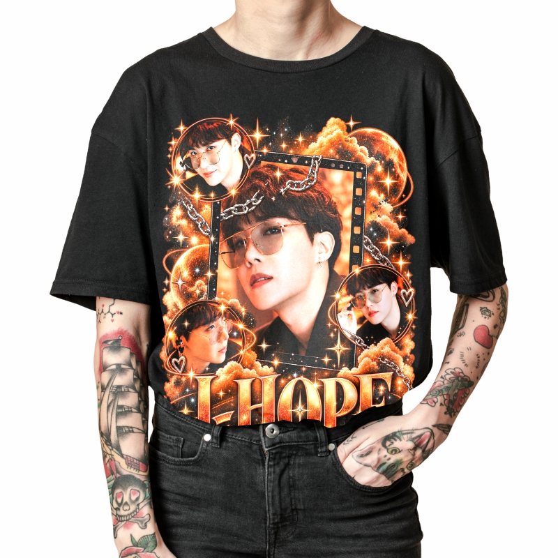 Pessoa vestindo a camiseta preta BTS J-Hope Orange Cosmic Film, em close da estampa