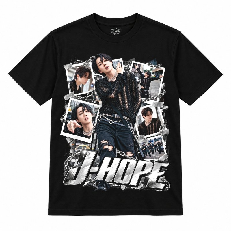Camiseta preta BTS J-Hope Street Polaroid com o J-Hope de blusa preta rasgada e calça com correntes
