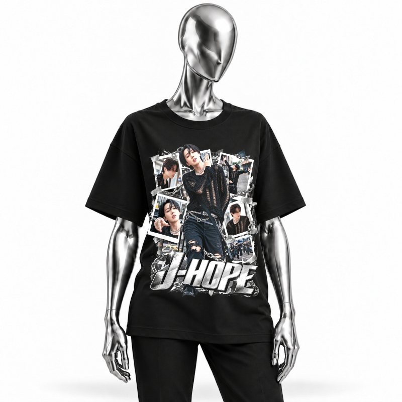 Camiseta preta BTS J-Hope Street Polaroid vestida em manequim cromado