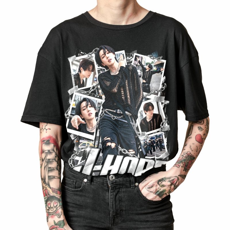 Pessoa vestindo a camiseta preta BTS J-Hope Street Polaroid, em close da estampa
