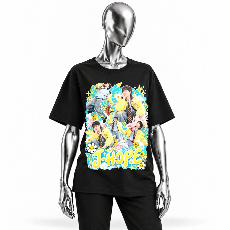 Camiseta preta BTS J-Hope Sweet Dreams Pop vestida em manequim cromado