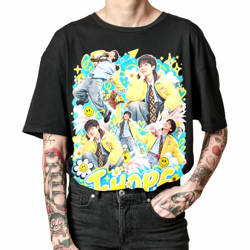 Pessoa vestindo a camiseta preta BTS J-Hope Sweet Dreams Pop, em close da estampa