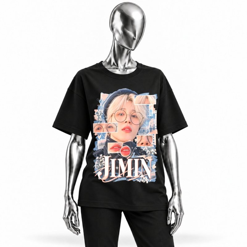 Camiseta preta BTS Jimin Anatomy Editorial vestida em manequim cromado
