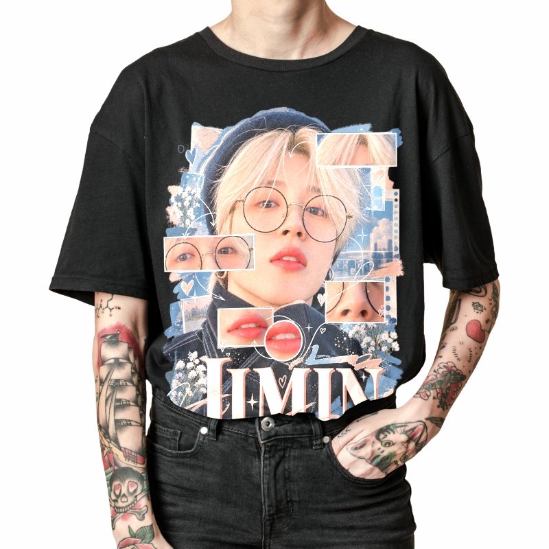 Pessoa vestindo a camiseta preta BTS Jimin Anatomy Editorial, em close da estampa