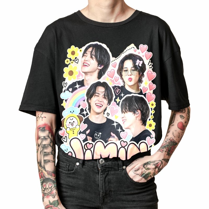 Pessoa vestindo a camiseta preta BTS Jimin Cute Rainbow Hearts, em close da estampa