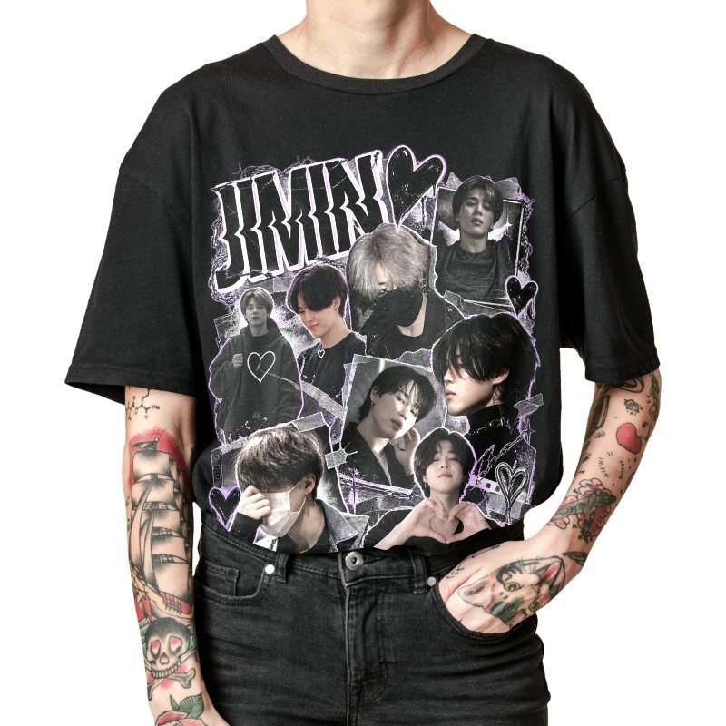 Pessoa vestindo a camiseta preta BTS Jimin Dark Alt Hearts, em close da estampa