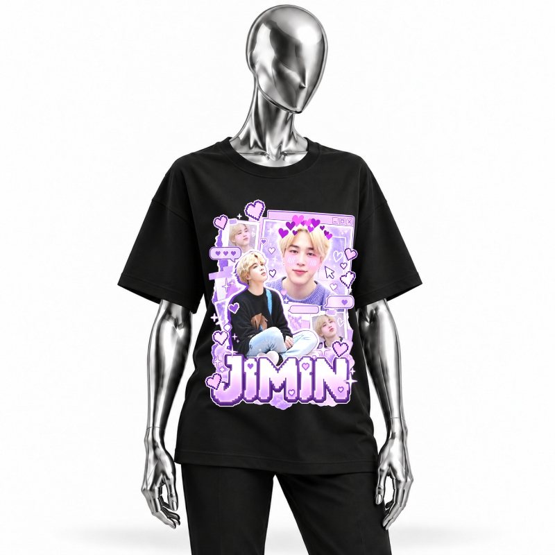 Camiseta preta BTS Jimin Lavender Pixel Chat vestida em manequim cromado