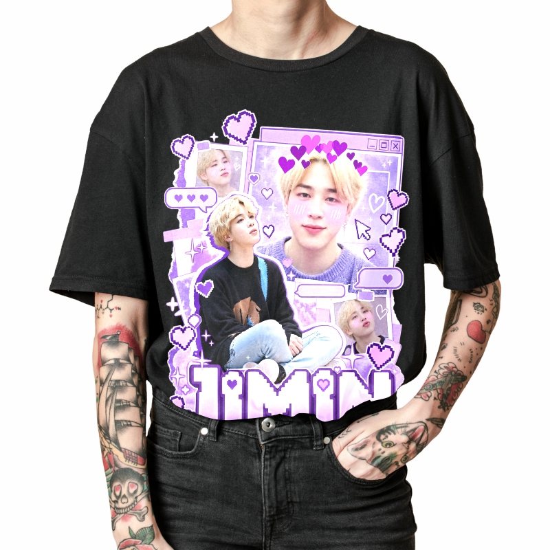 Pessoa vestindo a camiseta preta BTS Jimin Lavender Pixel Chat, em close da estampa