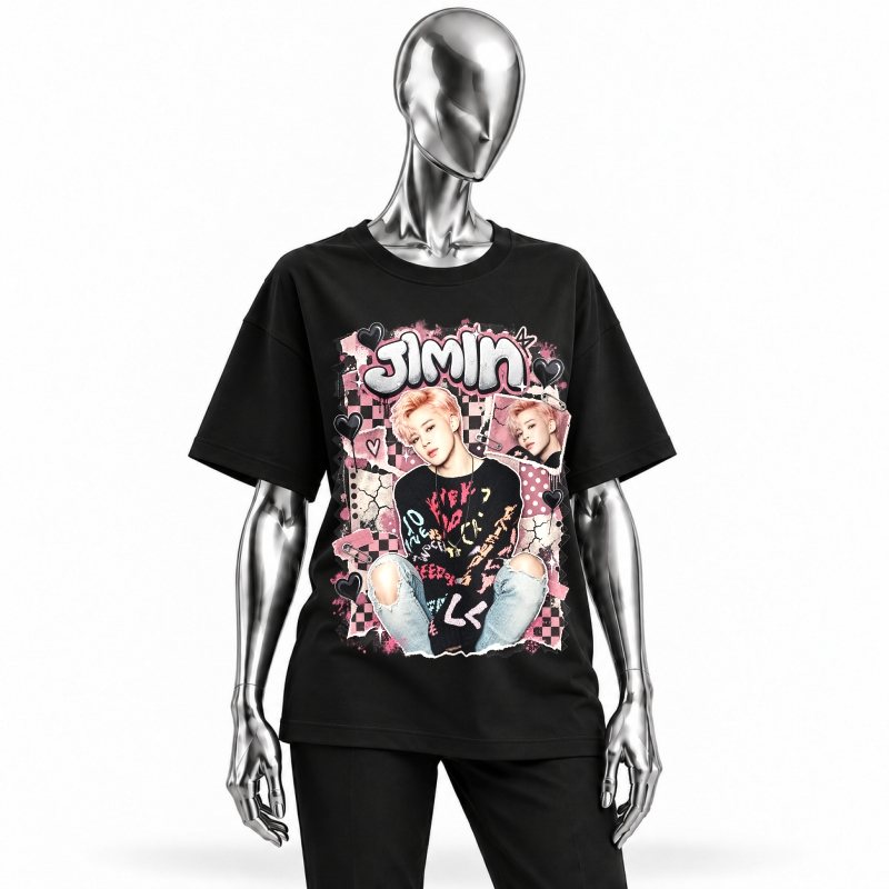 Camiseta preta BTS Jimin Pink Grunge Hearts vestida em manequim cromado