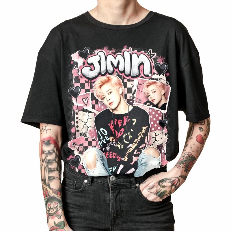 Pessoa vestindo a camiseta preta BTS Jimin Pink Grunge Hearts, em close da estampa