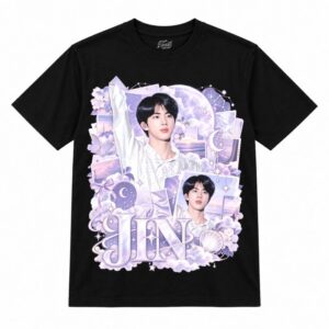 Camiseta preta BTS Jin Lavender Moonchild com o Jin de camisa branca com o braço erguido