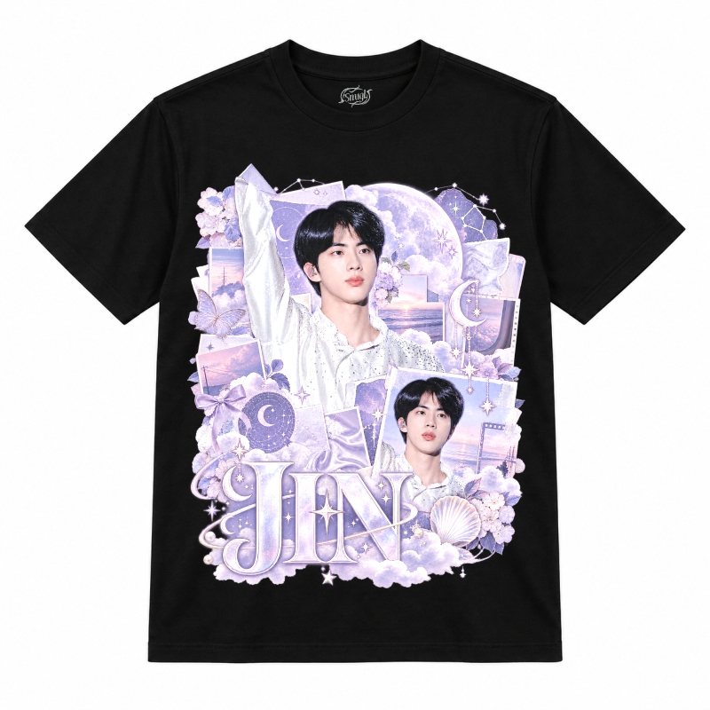Camiseta preta BTS Jin Lavender Moonchild com o Jin de camisa branca com o braço erguido
