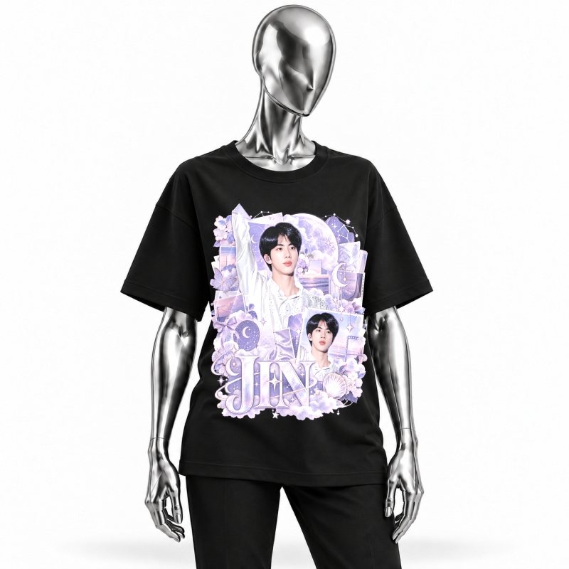 Camiseta preta BTS Jin Lavender Moonchild vestida em manequim cromado