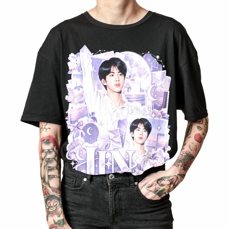 Pessoa vestindo a camiseta preta BTS Jin Lavender Moonchild, em close da estampa