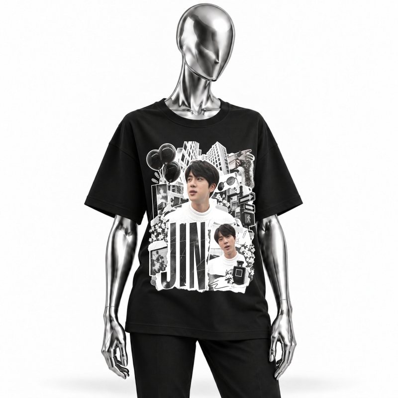 Camiseta preta BTS Jin Monochrome City Collage vestida em manequim cromado