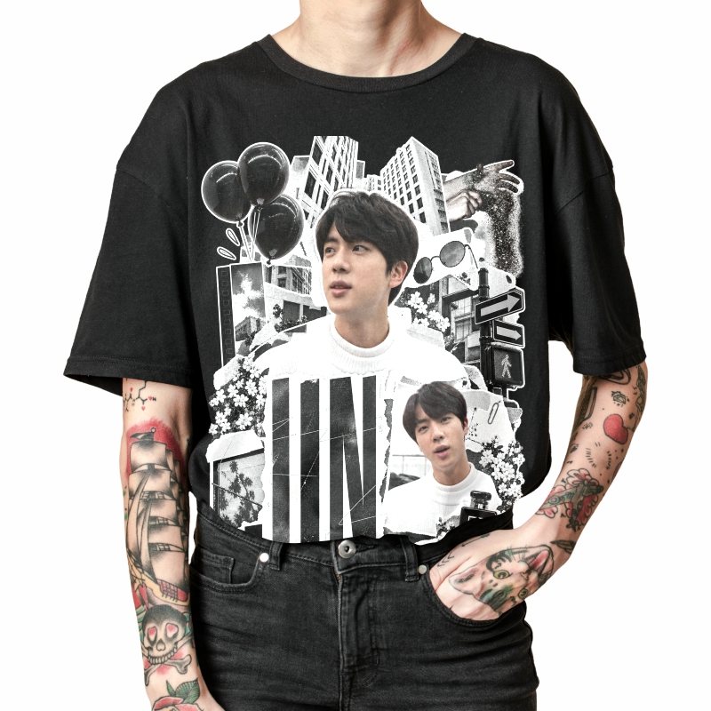 Pessoa vestindo a camiseta preta BTS Jin Monochrome City Collage, em close da estampa