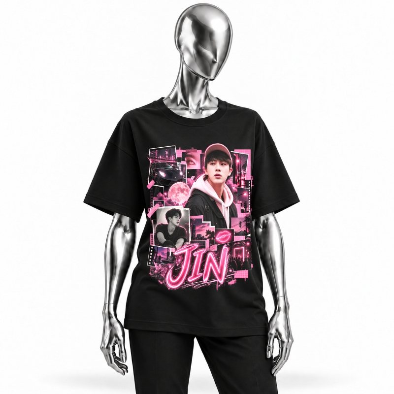 Camiseta preta BTS Jin Pink Neon City vestida em manequim cromado