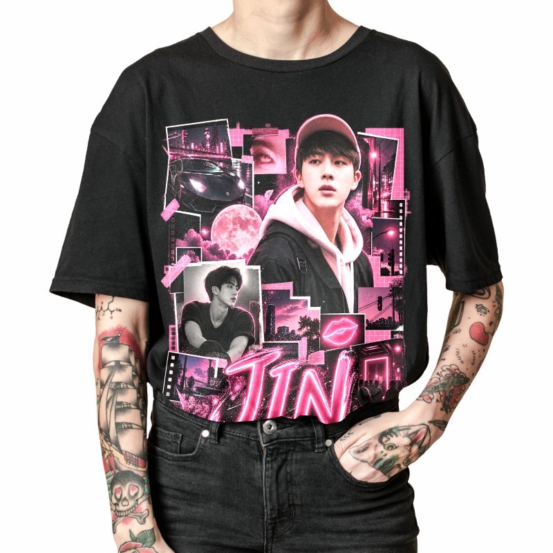 Pessoa vestindo a camiseta preta BTS Jin Pink Neon City, em close da estampa