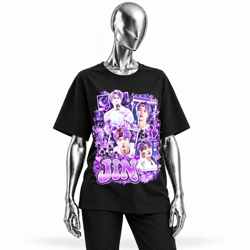 Camiseta preta BTS Jin Purple Y2K Epiphany vestida em manequim cromado