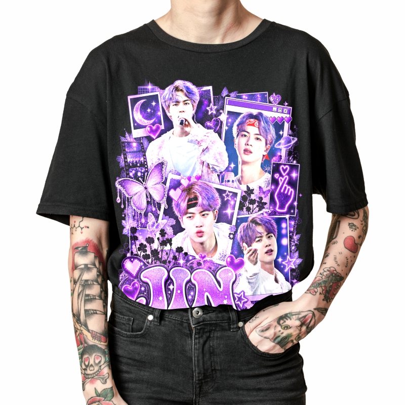 Pessoa vestindo a camiseta preta BTS Jin Purple Y2K Epiphany, em close da estampa