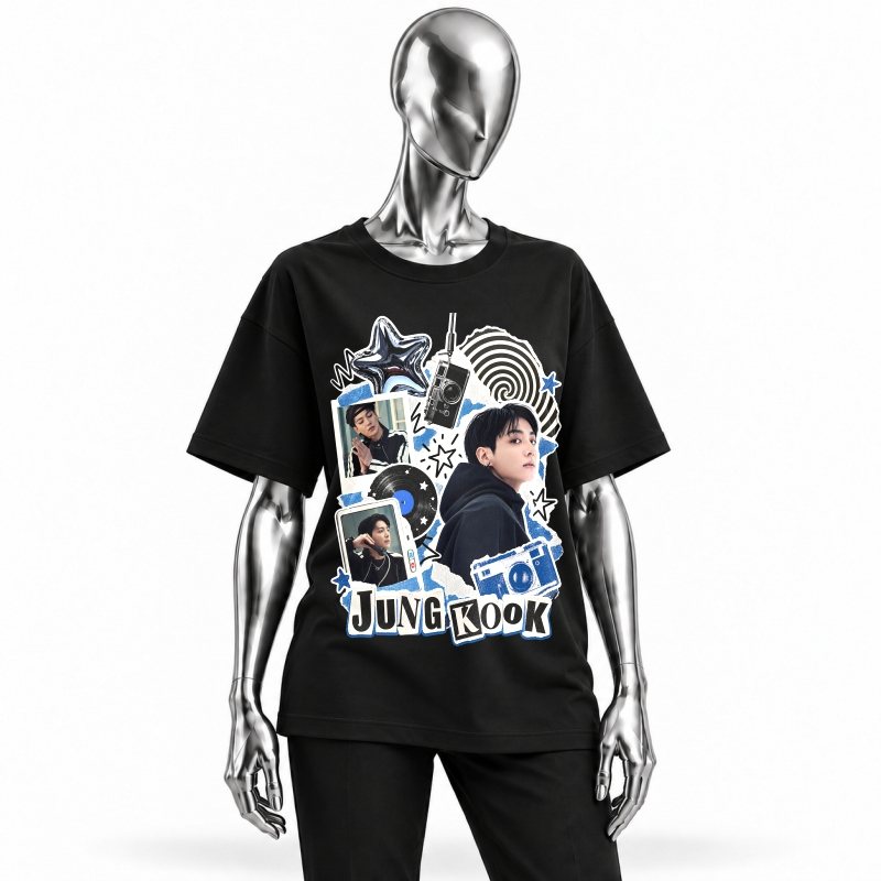 Camiseta preta BTS Jungkook Black Blue Camera Collage vestida em manequim cromado