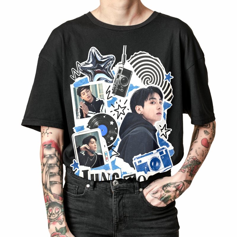 Pessoa vestindo a camiseta preta BTS Jungkook Black Blue Camera Collage, em close da estampa