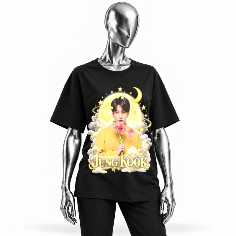 Camiseta preta BTS Jungkook Moonflower Dream vestida em manequim cromado