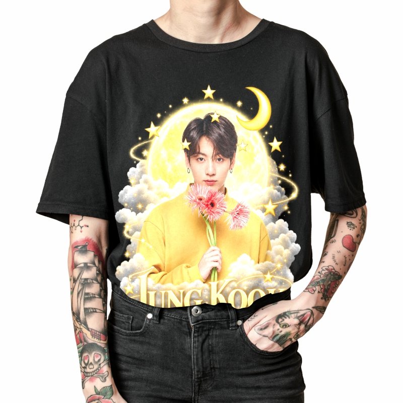 Pessoa vestindo a camiseta preta BTS Jungkook Moonflower Dream, em close da estampa