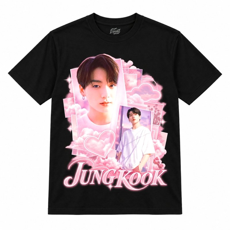 Camiseta preta BTS Jungkook Pink Cloud Prince com o Jungkook em duas fotos