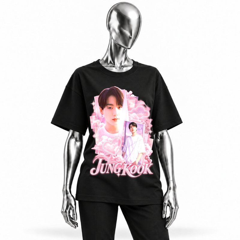Camiseta preta BTS Jungkook Pink Cloud Prince vestida em manequim cromado