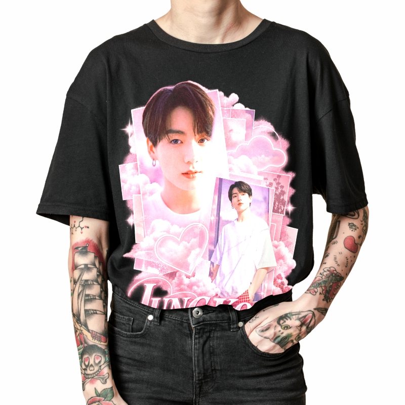 Pessoa vestindo a camiseta preta BTS Jungkook Pink Cloud Prince, em close da estampa