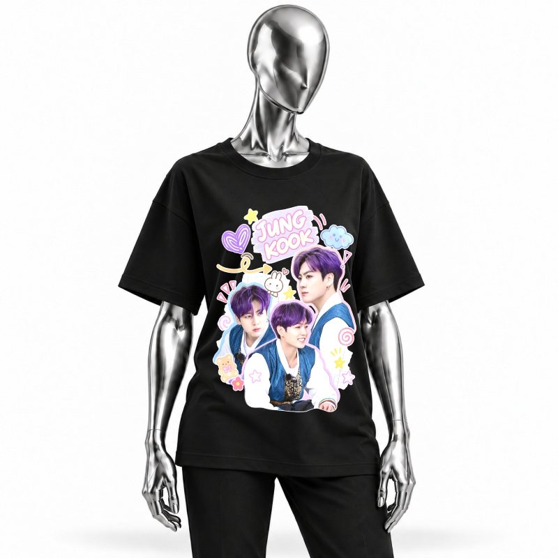 Camiseta preta BTS Jungkook Purple Notebook Doodles vestida em manequim cromado