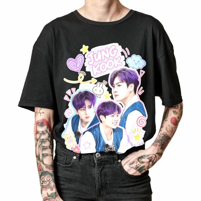 Pessoa vestindo a camiseta preta BTS Jungkook Purple Notebook Doodles, em close da estampa