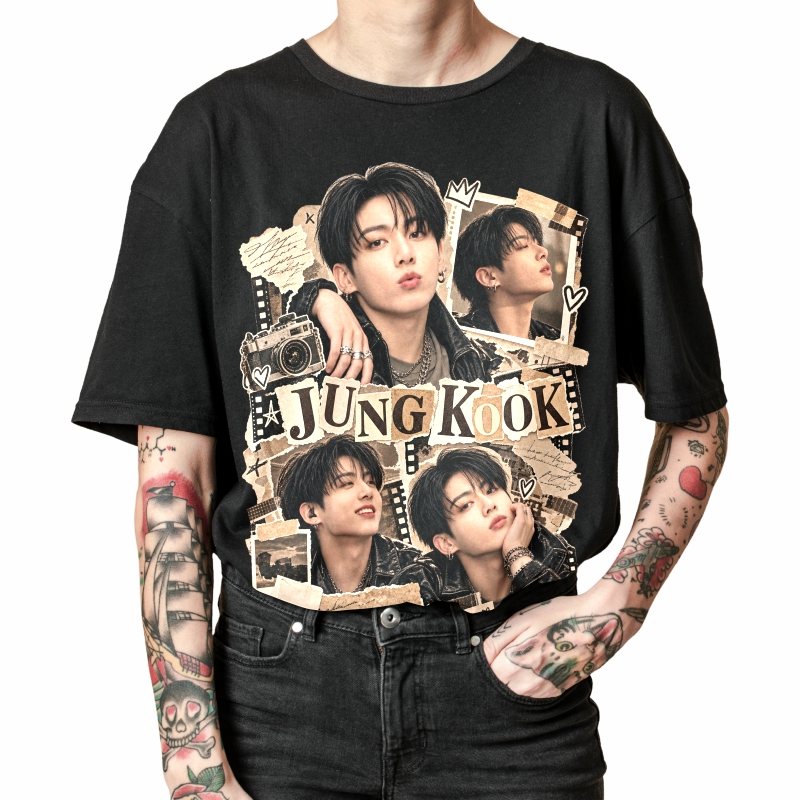 Pessoa vestindo a camiseta preta BTS Jungkook Sepia Film Collage, em close da estampa