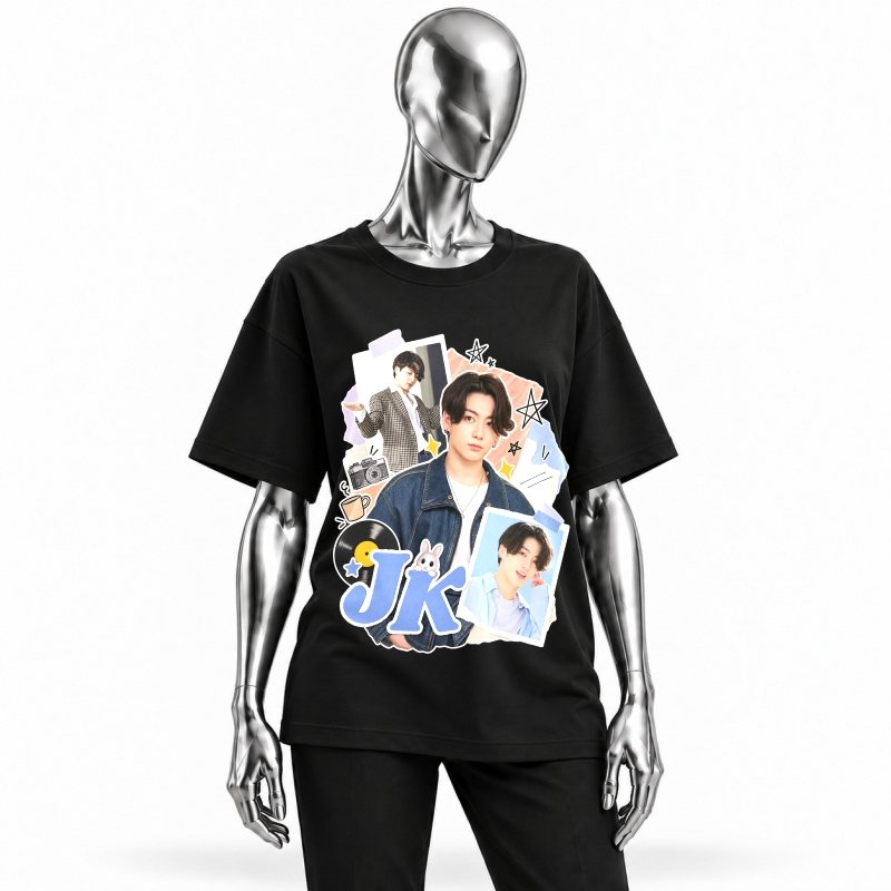 Camiseta preta BTS Jungkook Soft Scrapbook vestida em manequim cromado