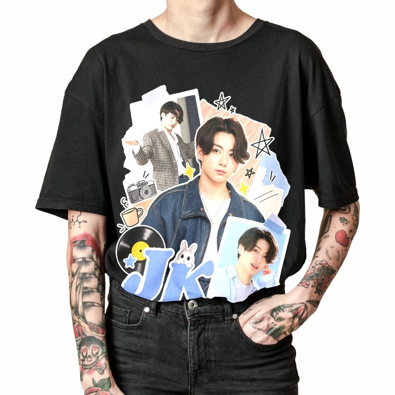 Pessoa vestindo a camiseta preta BTS Jungkook Soft Scrapbook, em close da estampa