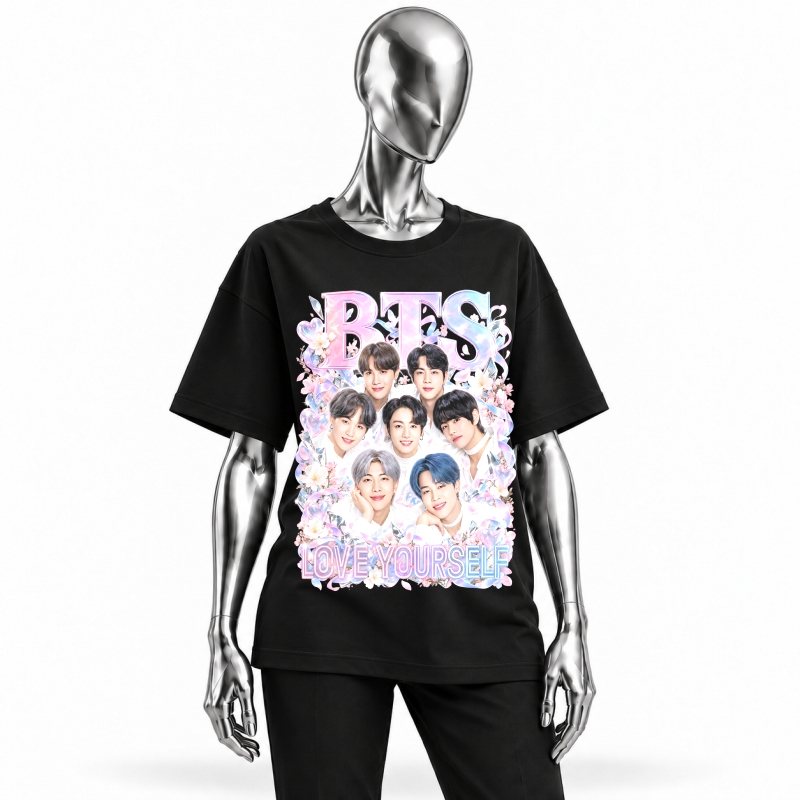 Camiseta preta BTS Love Yourself vestida em manequim cromado