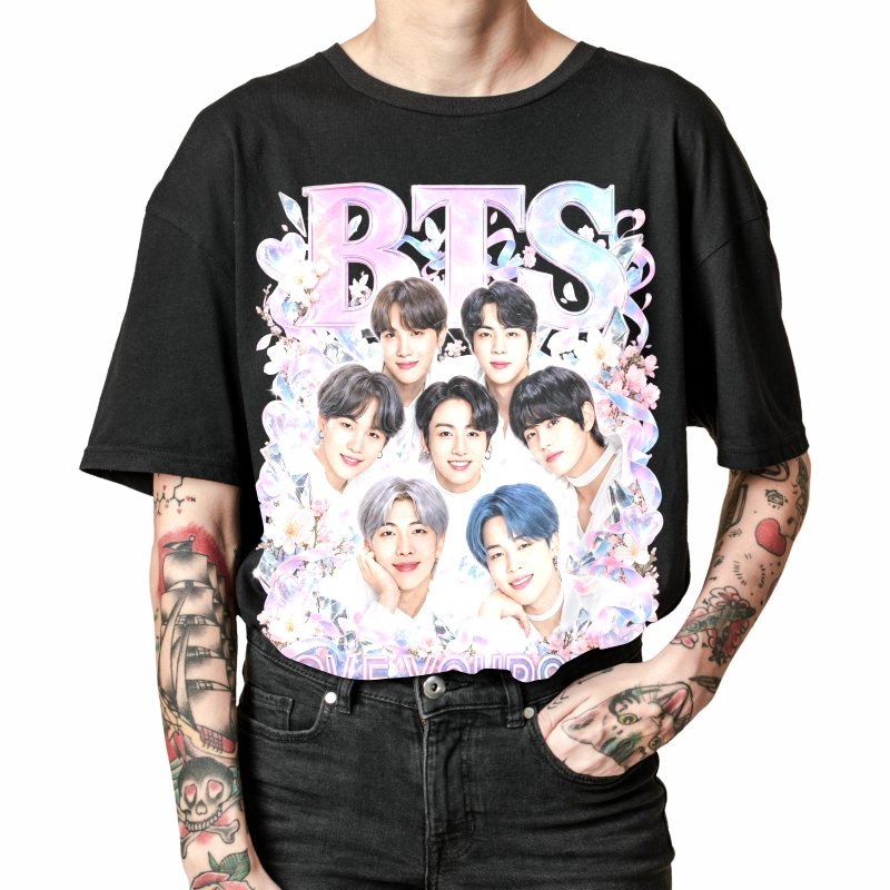 Pessoa vestindo a camiseta preta BTS Love Yourself, em close da estampa