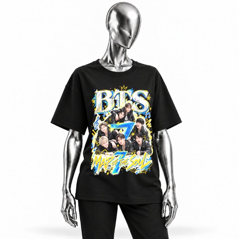 Camiseta preta BTS Map of the Soul vestida em manequim cromado
