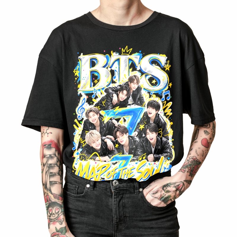 Pessoa vestindo a camiseta preta BTS Map of the Soul, em close da estampa