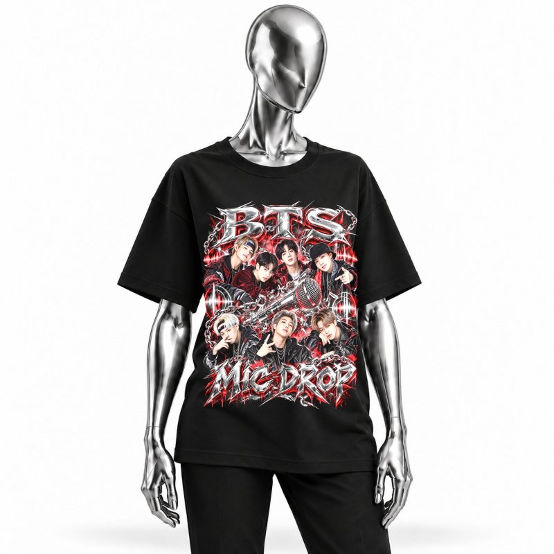 Camiseta preta BTS Mic Drop vestida em manequim cromado