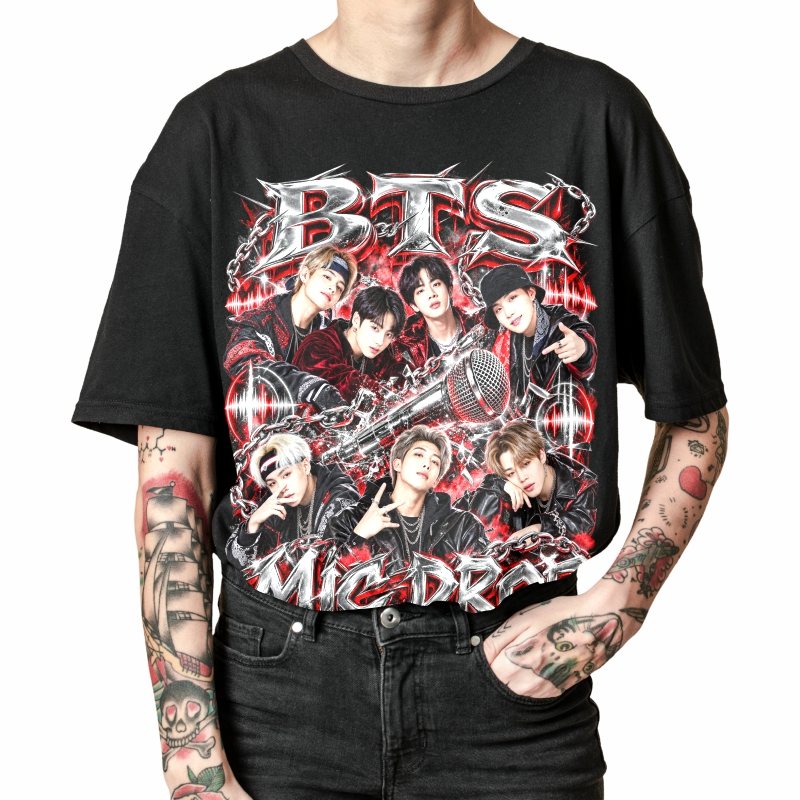 Pessoa vestindo a camiseta preta BTS Mic Drop, em close da estampa