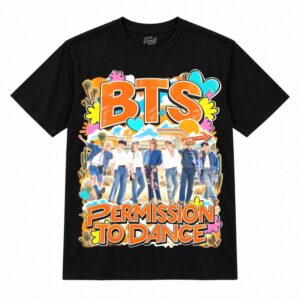 Camiseta preta BTS Permission to Dance com os sete de jeans em um cenário de deserto