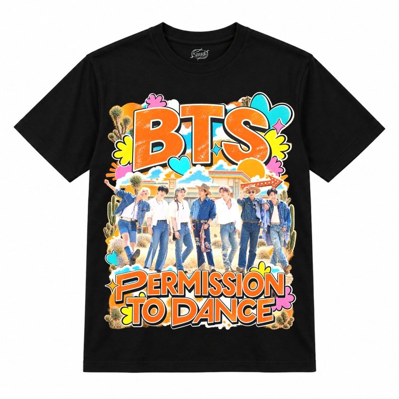 Camiseta preta BTS Permission to Dance com os sete de jeans em um cenário de deserto