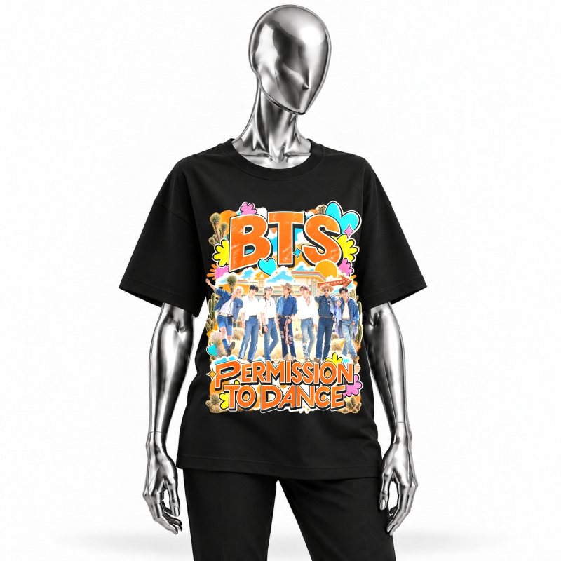Camiseta preta BTS Permission to Dance vestida em manequim cromado